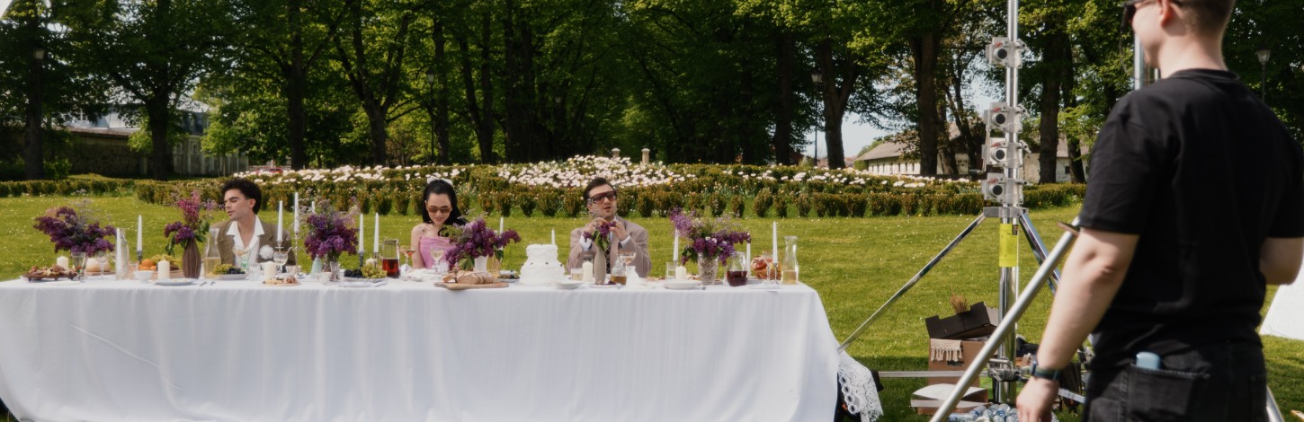Dainininkai Monika Liu, Rokas Yan ir Vaidas Baumila pristato būsimą vasaros hitą ir vaizdo klipą vestuvinėje puotoje